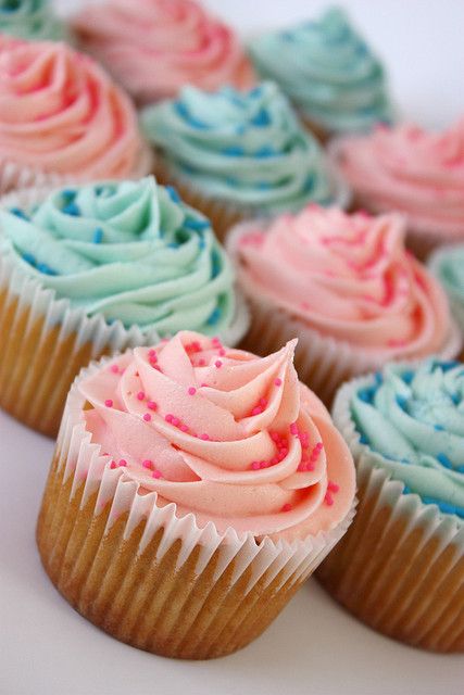 Pink & Blue Vanilla Cupcakes #sweets #desserts Wedding Cupcake Display, Ideas Cupcakes, Blue Frosting, Pink Sweets, Idee Babyshower, Vanilla Cupcake Recipe, Blue Cupcakes, Easy Cupcakes, Pink Cupcakes