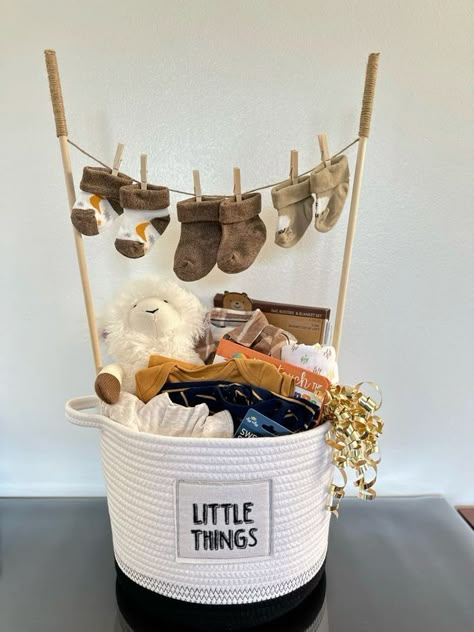 Babyshower cadeau pakket; originele & goedkope ideeën - Mamaliefde Creative Baby Shower Gifts, Baby Boy Gift Baskets, Baby Shower Gift Box, Diaper Gifts, Idee Babyshower, Baby Shower Baskets, Creative Baby Shower, Baby Shower Crafts, Baby Shower Gift Basket