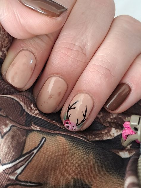 Hunting Nail Art, Deer Antler Nail Design, Antler Nail Art, Deer Hunting Nails, Deer Nails Designs, Deer Hunting Nail Designs, Deer Print Nails, Hunting Season Nails, Deer Antler Nails