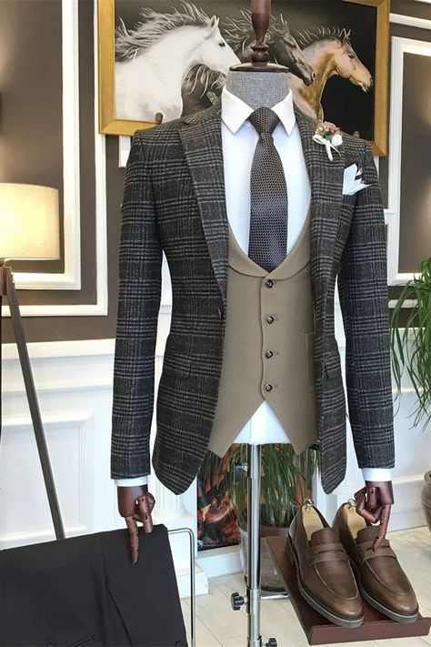 Bertran Chic Dark Grey Plaid Three Pieces Peaked Lapel Business Men Suits Groomsmen Outfit, Suits 2023, Mens Vest Jacket, Distinguished Gentleman, Suits Men Business, Classy Suits, Stylish Suit, Business Suits, Business Men