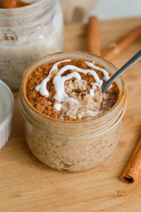 Cinnamon Roll Overnight Oats Nicole Addison Recipes, Cinnamon Roll Protein Overnight Oats, Yummy Overnight Oats Recipe, Nurse Breakfast, Greek Yogurt Overnight Oats, Overnight Oats Fruit, Cinnamon Roll Overnight Oats, Overnite Oats, Overnight Oats Easy