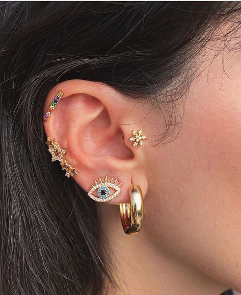 Ear Stacks, Pretty Ear Piercings, Cool Piercings, Luxe Jewelry, Gold Rings Jewelry, Ear Stack, Jewelry Model, Jewelry Lookbook, Ear Piercing