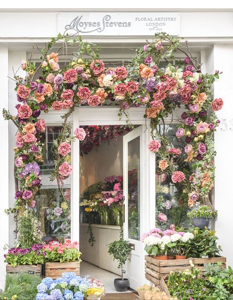 London_in_Bloom_Moyses_Stevens_190328-106 Moyses Stevens, Flower Shop Interiors, Flower Cafe, Flower Shop Design, Chelsea Garden, Shop Fronts, Flowers Delivered, Her Book, Cafe Interior Design