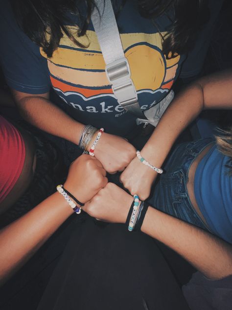 Summer Camp Bracelets, Summer Camp Vibes Aesthetic, Esthetic Photos, Summer Camp Vibes, Summer Camp Aesthetic, Camp Aesthetic, Summer Camp Island, Story Aesthetic, Church Camp