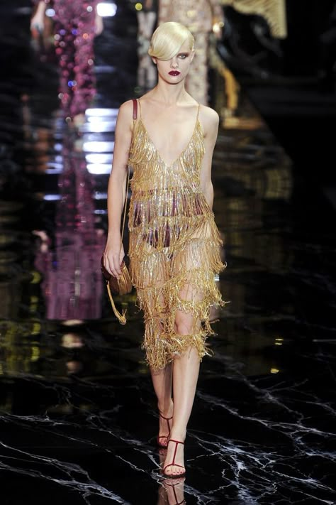 Louis Vuitton's spring 2011 collection embraced art deco and fringe, flapper dresses from the 1920s. 1920s Inspired Dresses, Long Shift Dress, Modern Swimsuit, Shift Dress Styles, Great Gatsby Fashion, 1920s Outfits, 1920 Fashion, Embellished Gown, Flapper Style