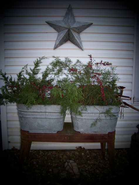 Double Washtub Christmas Decor, Washtub Christmas Decor, Washtub Ideas, Basin Ideas, Galvanized Containers, Winter Planters, Christmas Outdoors, Christmas Cabin, Tub Ideas