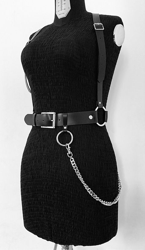 Leather harness 🖤 Diy Body Harness, Guitar Inspiration, Air Guitar, Cool Clothes, Festival Inspo, Boho Fashion Summer, Body Chains, Body Harness, Leather Harness