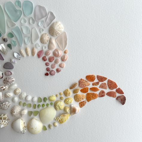 Painted Stones Ideas, Seashell Art Diy, Sea Glass Art Diy, Deco Marine, Sea Glass Art Projects, Art Coquillage, Seashell Wall Art, Seashell Projects, Sea Crafts