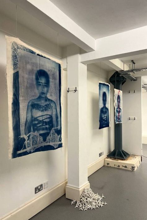 Painting Installation Art, Hanging Artwork From Ceiling, Ceiling Hanging Art, Art Hanging From Ceiling, Artwork Display Exhibition, Textile Art Exhibition, Textile Exhibition Display, Photo Installation Exhibitions, Fabric Exhibition Display Textile Art