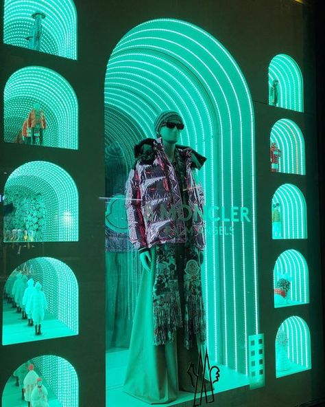 VMSD magazine on Instagram: "This surreal Moncler window was on display during the Pitti Immagine Uomo show this past June. Featuring miniature props, smaller vignettes, LEDs and classic Italian arches, the menswear display was one of many that brought high fashion to the historic streets of Florence. Using reflective surfaces tunnel illusions lend to an infinity mirror look. Pitti Immagine Uomo is a menswear event that takes place twice yearly at the storied Fortezza da Basso. This year’s summe Fashion Show Display, Mirror Window Display, Moncler Window Display, Illusion Photobooth, Italian Arches, Show Window Display, Fashion Activation, Mirror Tunnel, Miniature Props