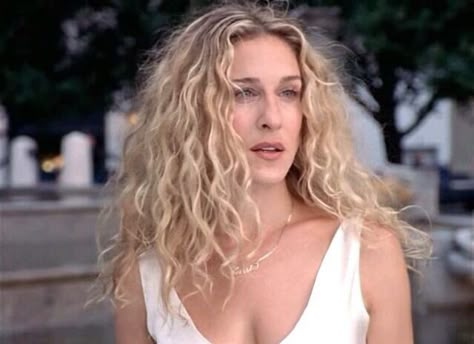 Sarah Jessica Parker Hair, Carrie Bradshaw Hair, Blonde Curly Hair, Long Blonde, Sarah Jessica Parker, Carrie Bradshaw, Curly Girl, Jennifer Lopez, Wavy Hair