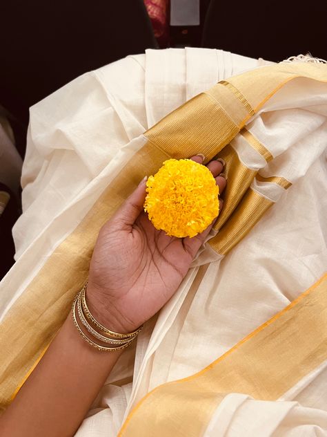 #onamcelebration #kerala #onamspecial #celebration #festival #saree #traditional #flowers #instagram #aesthetic Indian Flowers Photography, Kerala Saree Aesthetic, Kerala Girl Aesthetic, Vishu Aesthetic, Onam Aesthetics, Malayali Aesthetic, Aesthetic Indian Photography, Onam Aesthetic, Onam Photoshoot Ideas