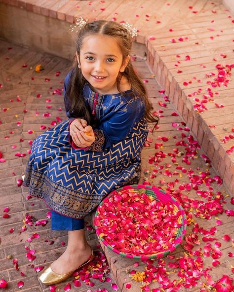 Pakistani Kids Dresses, Girls Kurti, Eid Pics, Diwali Photos, Eid Outfit, Indian Look, Kids Dress Wear, Kids Photoshoot, Children Photography