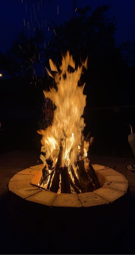 Bonfire Party Aesthetic, Friends Hangout Aesthetic, Hangout Aesthetic, Bonfire Aesthetic, Bush Doof, Friends Hangout, Summer Bonfire, Moon Altar, Bon Fire