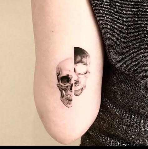 Split Skull Tattoo, Aesthetic Skull Tattoo, Above Elbow Tattoo Men, Minimal Skull Tattoo, Ax Tattoo, Arm Patchwork, Skull Tattoos For Women, Above Elbow Tattoo, Small Skull Tattoo