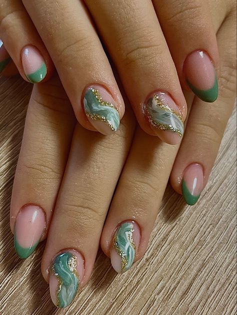 Nail Ideas With Foil Flakes, Green With Gold Flakes Nails, Green And Gold Marble Nails, Green Marble Nails Acrylic, Light Green And Gold Nails, Marble Nails With Gold Flakes, Gold Flakes Nails, Nails Gold Flakes, Gold Flake Nails