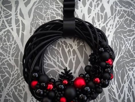 Dark Christmas Wreath, Gothic Christmas Wreath, Chrismass Decore Ideas, Black Christmas Wreath, Black Christmas Decorations, Red Christmas Wreath, Christmas Door Wreath, Gothic Christmas, Black Wreath