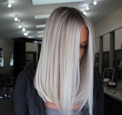 Dark Roots Ice Blonde Hair, Platinum Blonde Hair No Roots, Frosty Blonde Hair With Dark Roots, Platinum Balayage Straight Hair, Root Shadow Blonde Platinum, Dark Root Ice Blonde Hair, Platinum Blonde Balayage Straight Hair, Blonde Hair Platinum Balayage, Blonde Hair Small Shadow Root