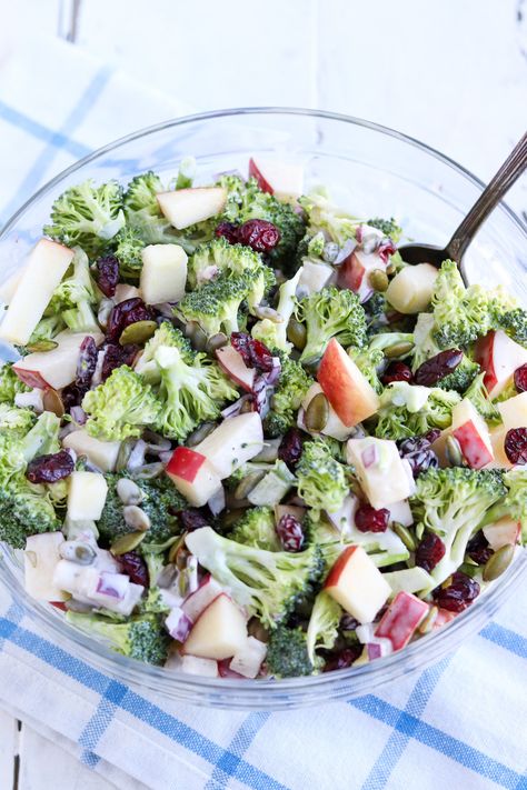 A delicious and lighter broccoli salad recipe. Made with crisp broccoli, honeycrisp apples, pepitas, all tossed in a creamy mayo-based dressing. This salad makes and excellent side dish for everything from BBQ to holiday dinners. Honeycrisp Broccoli Salad, Honeycrisp Apple Broccoli Salad, Thanksgiving Brisket, Light Broccoli Salad, Brisket Side Dishes, Cheesy Mashed Potato Casserole, Sauteed Yellow Squash, Apple Broccoli Salad, Christmas Beef