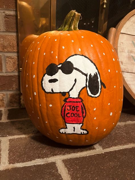 #snoopy #peanuts #halloween #pumpkin Painted Pumpkin Ideas Thanksgiving, Painted Pumpkin Aesthetic, Peanuts Pumpkin Painting, Pumpkin Painting Ideas Snoopy, Snoopy Pumpkin Painting, Snoopy Pumpkin Carving, Pumpkin Painting Ideas Cute, Snoopy Autumn, Snoopy Pumpkin