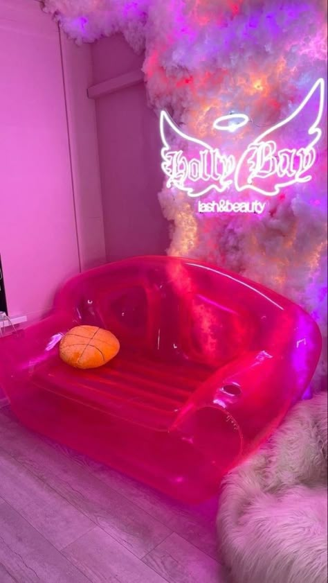 Blow Up Chairs 90s, Inflatable Pink Couch, Pink Party Aesthetic Decoration, Y2k Couch, Barbie Themed Room, Studio Rosa, Lash Room Ideas, Inflatable Couch, Inflatable Party Decorations