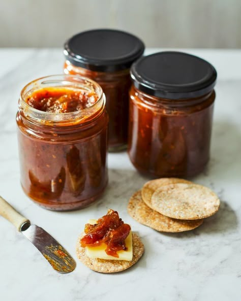 Chilli Chutney Recipes, Christmas Chutney, Red Onion Chutney, Chilli Chutney, Tomato Chutney Recipe, Apple Chutney, Chilli Jam, Apple Jelly, Relish Recipes