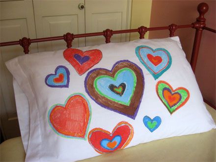 How to make a custom pillowcase. Perfect craft and favor idea for a sleepover party! #craft #favor skiptomylou.org Slumber Party Crafts, Bed Day, Girl Scout Camping, Pillow Cases Diy, Cadeau Parents, Party Crafts, Camping Pillows, Girl Scout Ideas, Custom Pillow Cases