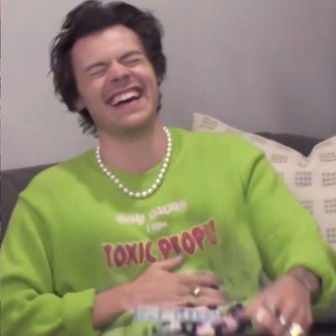 Harry Styles Laughing, Laughing Quotes Funny, Laughing Pictures, Memes Funny Hilarious, Harry Styles Images, Laugh Now Cry Later, Harold Styles, Harry Styles Memes, Laughing Face