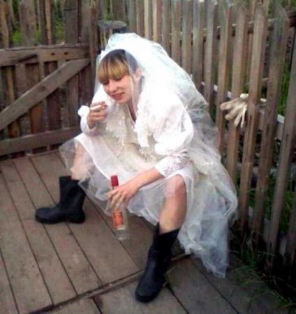 Going non-traditional: Here comes the (drunk) bride. Leave us a comment about it! #drunkbride #weddingdrama Oh my... Funny Weddings, Funny Mugshots, Would You Marry Me, Meanwhile In Russia, Funny Wedding Pictures, Wedding Must Haves, Shotgun Wedding, Russian Wedding, Funny Wedding Photos