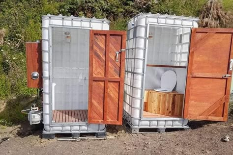 Off Grid Bathroom, Outdoor Shower Diy, Composting Toilets, Outdoor Bathroom Design, Outdoor Toilet, Rustic Cabins, Above Ground Pool Decks, Portable Shower, Outdoor Bathroom