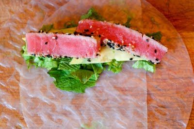 Une-deux senses: Seared Ahi Tuna Rolls Ahi Tuna Spring Rolls, Tuna Wraps Recipes, Nori Wrap, Spring Roll Sauce, Rice Wrappers, Seared Ahi Tuna, Rice Paper Wraps, Tuna Wrap, Tuna Rice