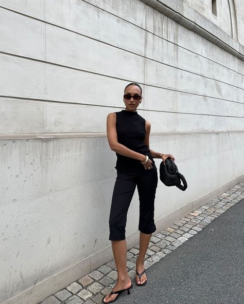 Ingrid Fagerli Edvinsen | Ad/tags // A capri pants summer | Instagram Black Capri Outfits, Capri Pants Outfits, Capri Outfits, Summer Pants Outfits, Black Capri Pants, Outfits To Copy, Runway Outfits, Pant Trends, Pants Summer