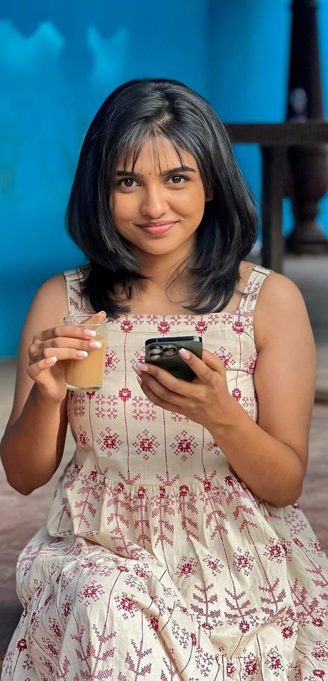 Mamitha Baiju Hair, Mamitha Baiju Dress, Mamitha Baiju Haircut, Indian Short Haircut, Mamitha Baiju Wallpaper Hd, Mamitha Baiju New Look, Indian Hair Cuts, Deep Eyes, Haircut For Face Shape