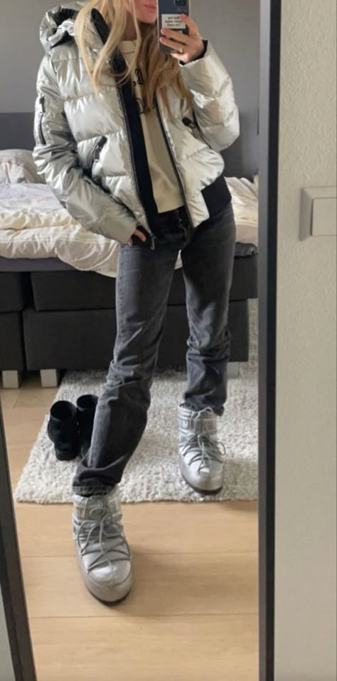 Silver Moon Boots Outfit, Moon Boots Aesthetic, Moonboot Outfit, Silver Jacket Outfit, Outfit Montagna, Silver Boots Outfit, Converse Ootd, Moon Boots Outfit, Snow Boots Outfit