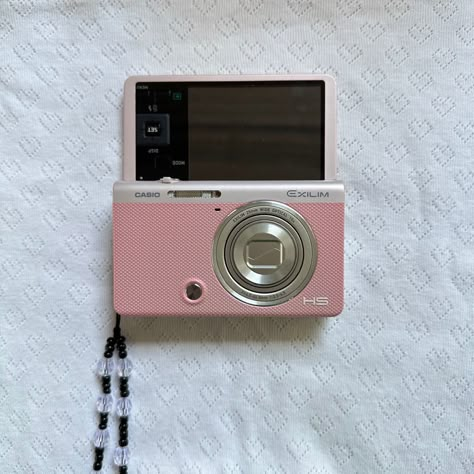 2000s Polaroid Camera, Flip Phone 2000s Aesthetic, Digi Camera, Flip Camera, Film Camera Photography, Pink Camera, Custom Consoles, Best Digital Camera, Cute Camera