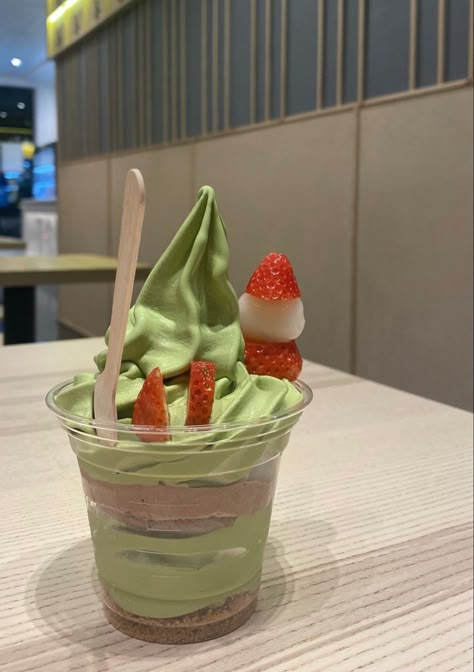 Green Ice Cream Aesthetic, Ice Cream Matcha Aesthetic, Strawberry Matcha Dessert, Es Matcha, Macha Ice Cream, Salsa Aesthetic, Ice Cream Matcha, Matcha Cream, Green Ice Cream