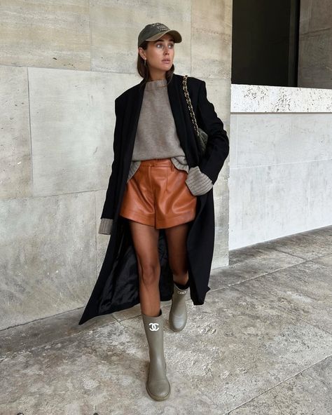 How to style leather shorts Brown Shorts Outfit, Short Boots Outfit, Winter Shorts Outfits, Leather Shorts Outfit, Missoni Fashion, Short Cuir, Black Leather Shorts, Denim Outfits, Style Noir