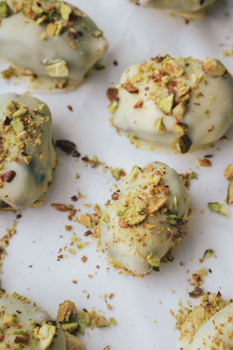 White Chocolate Pistachio Cream Stuffed Dates - Caroline Franco Ricotta Stuffed Dates, Pistachio Gift Ideas, Pistachio Stuffed Dates, Filled Dates, Pistachio Recipes, Stuffed Dates, Chocolate Pistachio, Pistachio Butter, Easy Candy