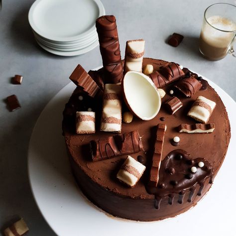 Recept voor Kinder chocolade taart | Bakken met Nadine No Cook Desserts, Angel Food, Bday Party, Kids Meals, Waffles, Birthday Cake, Dessert, Baking, Cake