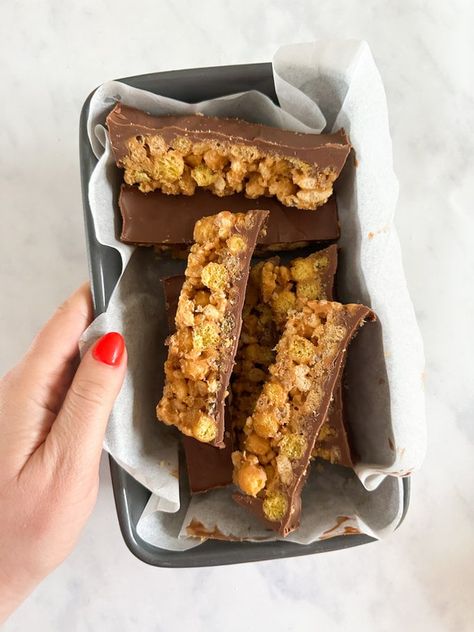 What To Do With Leftover Cereal, Leftover Cereal Recipes, Oat Bar Recipes, Chocolate Cereal, Cake Form, Easy Family Recipes, Cereal Treats, Banana Breakfast, Snack Bars