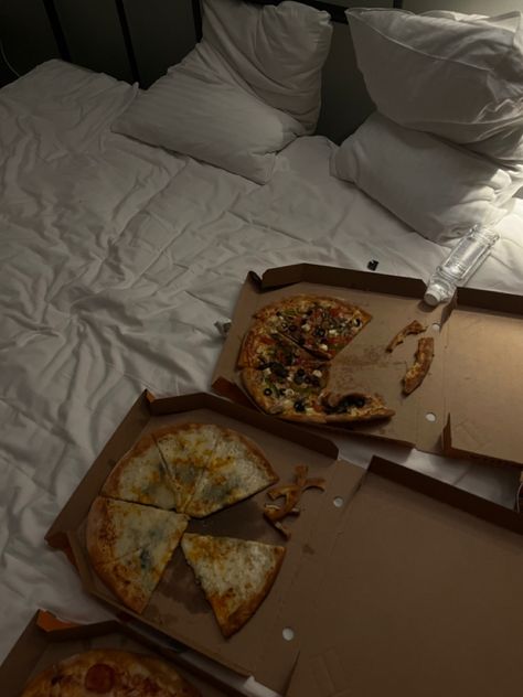 #valentinesday #valentinesdayrecipes #valentinascorner #valentines #aesthetic #aestheticphotos #breakfast #breakfastideas #inspiration #phototips #pizza #dinnertime #dinner #dinnerideas Dinner In Bed Aesthetic, Pizza In Bed Aesthetic, Accidentally Amy, Breakfast In Bed Aesthetic, Food In Bed, Eating In Bed, Pizza Pictures, Lost A Friend, Valentines Aesthetic