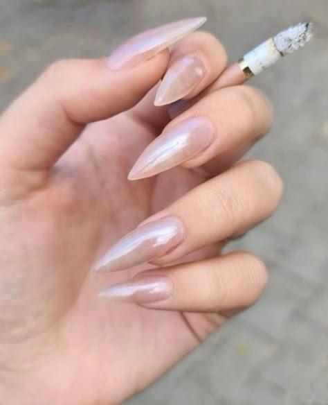 Pearl Stiletto Nails, Clear Stilletos Nails, Nails Pearl Effect, Stiletto Chrome Nails, Stiletto Nails Chrome, Mirror Nails Design, Chrome Stiletto Nails, Gel Nails Chrome, White Stiletto Nails