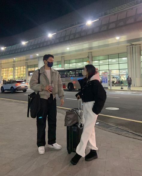 Airport Couple, Young Couples Photography, Couple Ootd, Boyfriend Pranks Pictures, Girl Drama, Ulzzang Couple, Korean Couple, Cute Couple Selfies, Film Aesthetic