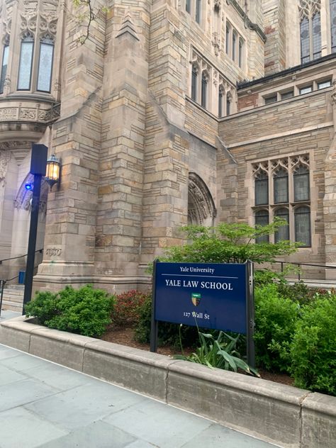 Yale University Aesthetic, Back To School Goals, Yale Aesthetic, Academia Library, Usc College, Dark Academia Library, High School Study, Motivation Books, Yale Law