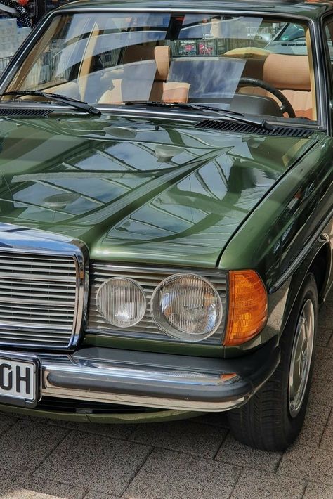 Vintage Mercedes Aesthetic, Green Old Money Aesthetic, Old Green Aesthetic, Green Car Aesthetic, Forest Green Car, Green Mercedes, Mercedes Aesthetic, Old Aesthetic, Vintage Mercedes