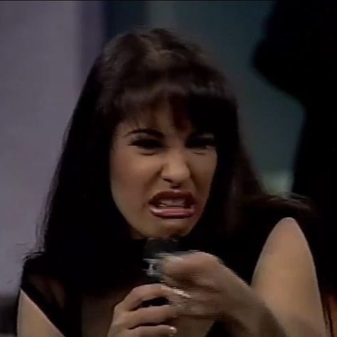 I hate public toilets. This is literally my reaction when I have to use one... Chris Perez, Selena Quintanilla Fashion, Selena Pictures, Sick Humor, Singer Fashion, Selena Q, Tejano Music, My Reaction, Selena Quintanilla Perez