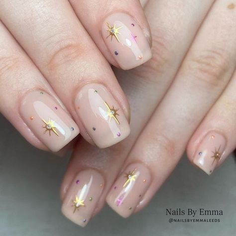 Festive Nails Square, Subtle Festive Nails, Minimal Xmas Nails, Christmas Star Nail Art, Simple Star Nail Art, Christmas Minamilist Nails, Plain But Cute Nails, Starry Gel Nails, Chrome Detail Nails