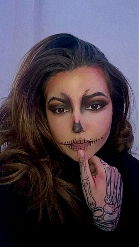 Cute Easy Skeleton Makeup, Minimal Skeleton Makeup, Cute Skeleton Makeup, Glam Skeleton Makeup, Skeleton Makeup Easy, Simple Skeleton Makeup, Halloween Makeup Skeleton, Half Skeleton Makeup, Mens Halloween Costumes Diy