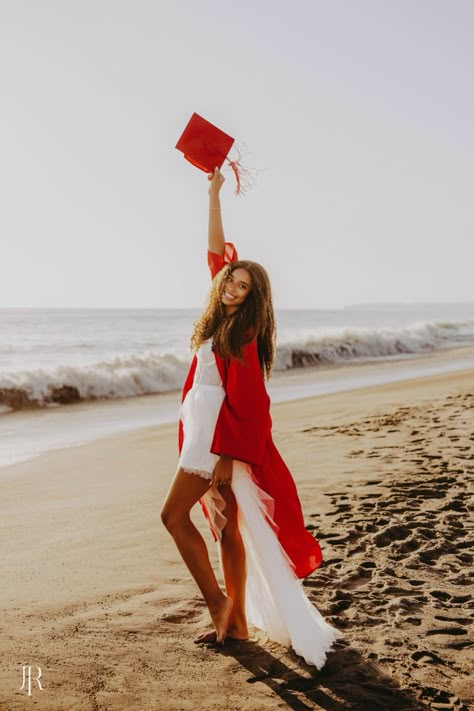 Love this cap and gown picture during these beach senior photos. See more from this SoCal senior photoshoot on the blog now! Graduation Photos Beach, Senior Picture Ideas Cap And Gown, Senior Picture Ideas Beach, Beach Graduation Pictures, Spring Senior Pictures Outfits, Senior Portraits Beach, Cap And Gown Senior Pictures, Beach Senior Photos, Beach Senior Pictures