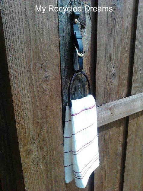 Antique english stirrup combined with old leather belt with brass buckle and irregular piece of barn board...all wrapped up into a stunning towel holder Barn Office, Camp House, Metal Horse, Horse Ideas, Horseshoe Crafts, Equestrian Decor, Barn Decor, Barn Board, Future Ideas